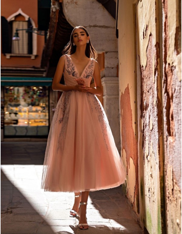 Robe de soirée midi en rose poudré avec jupe en tulle 2
