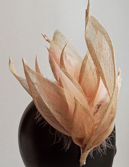 Diadema para invitadas en color salmón.