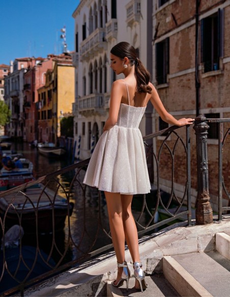 Mini robe brillante avec jupe évasée