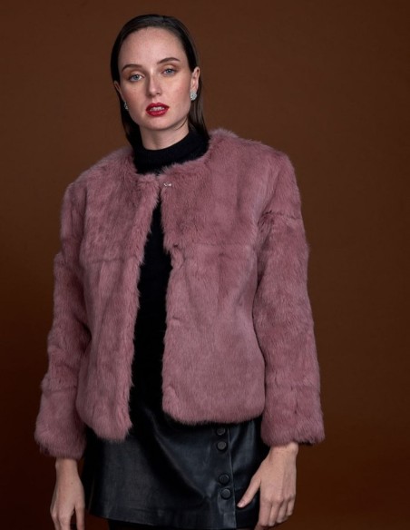 Chaqueta de pelo de conejo y cuello redondo