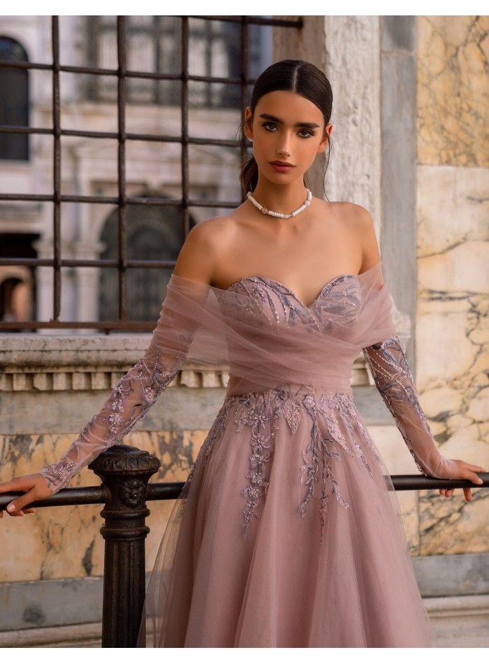 Robe longue de fête avec encolure cache-coeur brodée et tulle