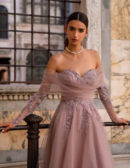 Robe longue de fête avec encolure cache-coeur brodée et tulle