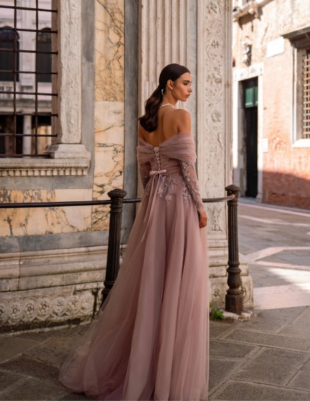 Robe longue de fête avec encolure cache-coeur brodée et tulle