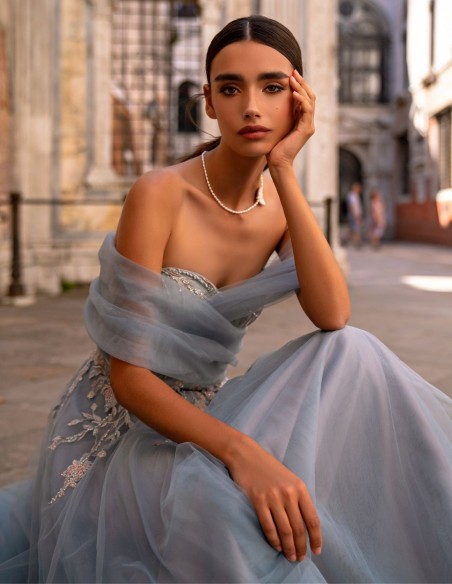 Vestido de fiesta largo con escote bordado corazón y tul