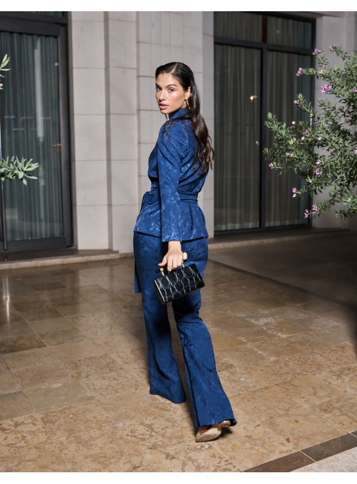 Long sleeve jacket with lapels.