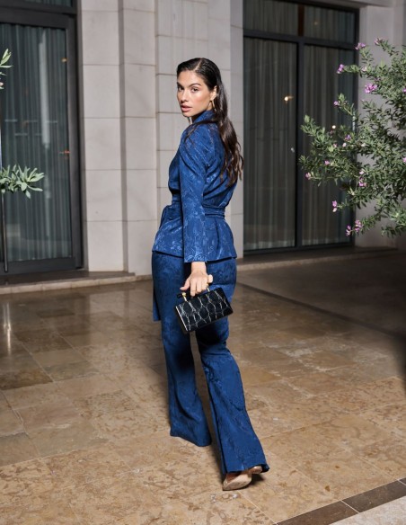 Long sleeve jacket with lapels. Long sleeve jacket with lapels.