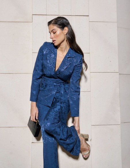 Chaqueta cruzada de tejido jacquard con cinturón.