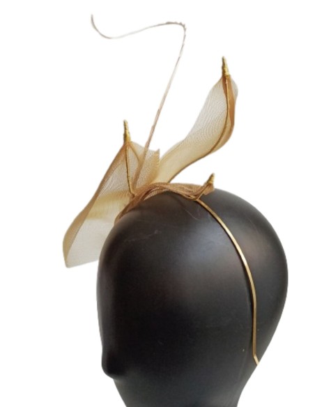 Headdress of raffia leaves with raki. Headdress of raffia leaves with raki.