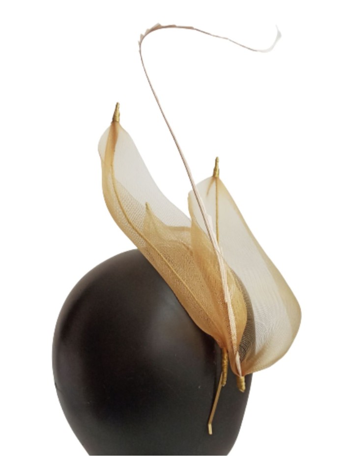 Brown headdress for daytime guests.