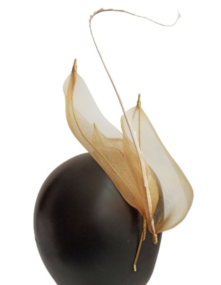 Brown headdress for daytime guests. Brown headdress for daytime guests.