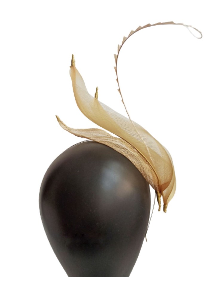 Headpiece with raffia details and headband in ochre.