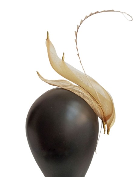 Tocado con detalles de rafia y diadema en ocre.