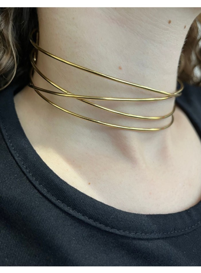 Collar dorado triple para eventos.