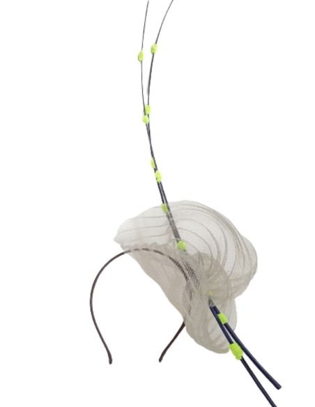 Tocado de color gris plata para eventos de día. Tocado de color gris plata para eventos de día.