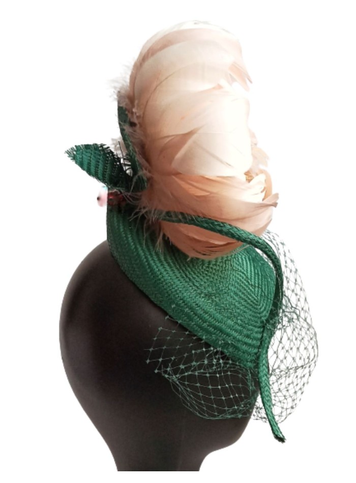 Tocado con flor para invitadas de día.