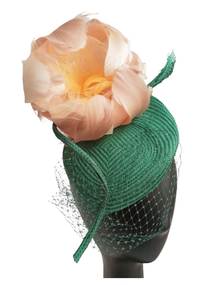 Tocado verde con flor de plumas.