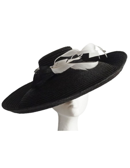 Pamela negra y blanca con plumas para invitada.