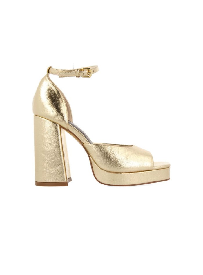 Metallic party shoe with chunky heel for guests