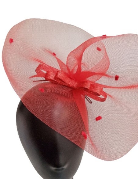 Tocado rojo con puntos de plumeti y lazo.