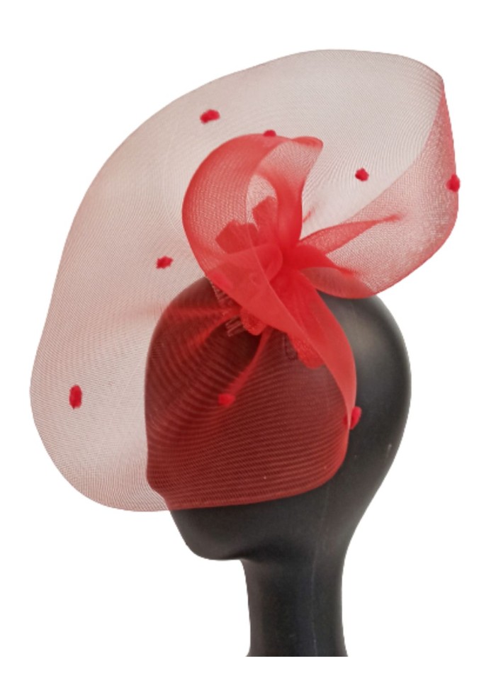 Tocado de color rojo para eventos de día.