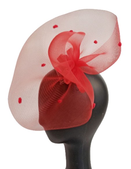 Tocado de color rojo para eventos de día.