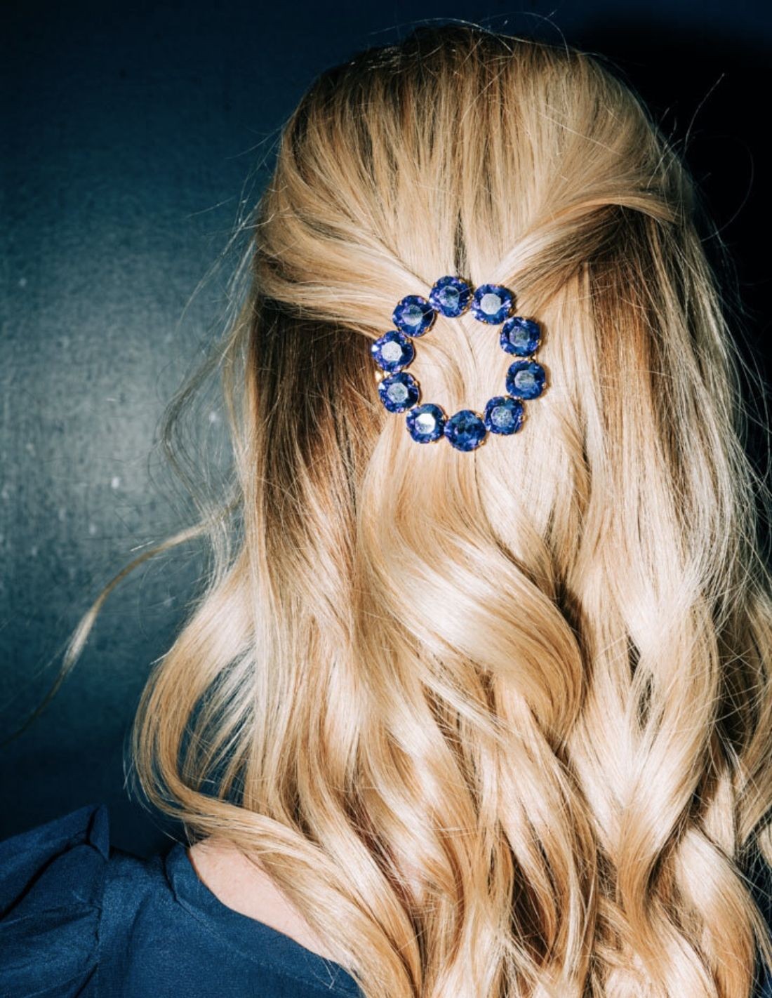 Round hair barrette with crystals for events