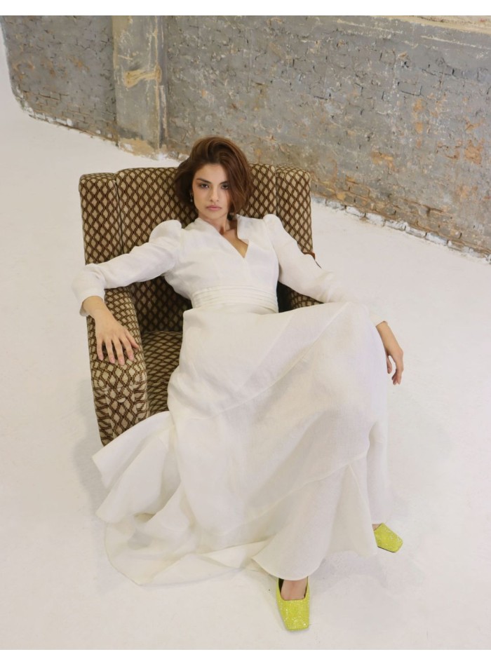 Long wedding dress in white linen with long sleeves