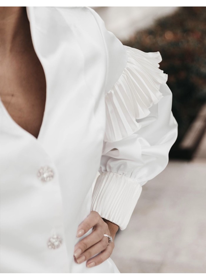 Chaqueta blanca cuello cisne y manga larga