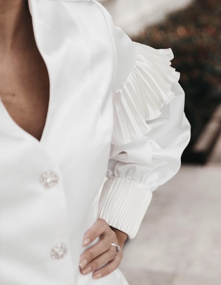 Chaqueta blanca cuello cisne y manga larga