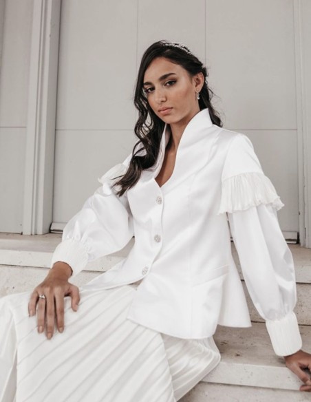 Chaqueta blanca cuello cisne y manga larga