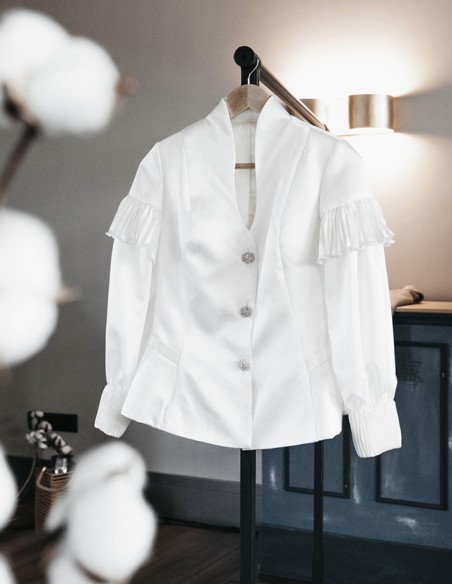 Long sleeve white jacket with swan neck and long sleeves