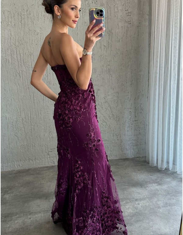 Vestido de fiesta sin tirantes y detalles de rosas 2