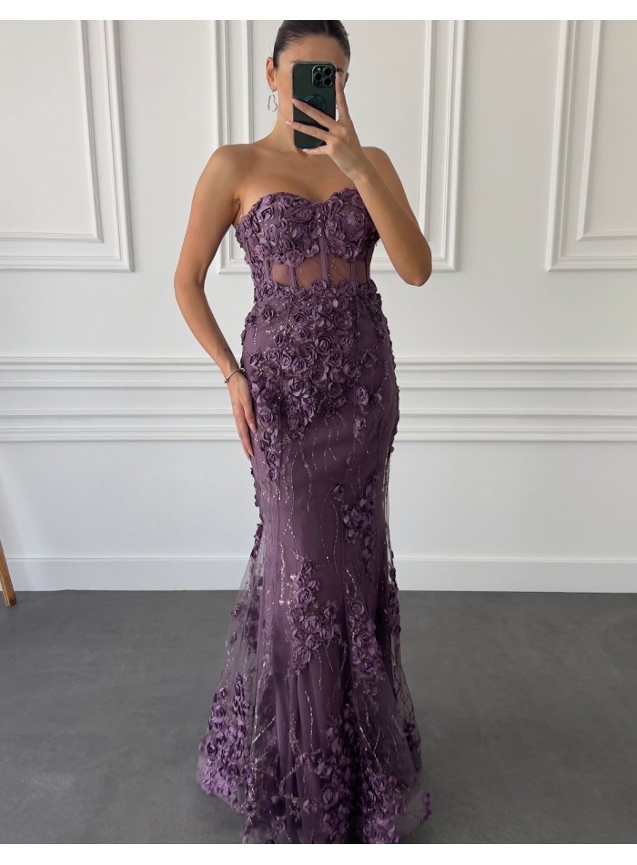 Vestido de fiesta sin tirantes y detalles de rosas