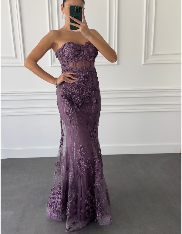 Robe de soirée sans bretelles avec détails de roses 2