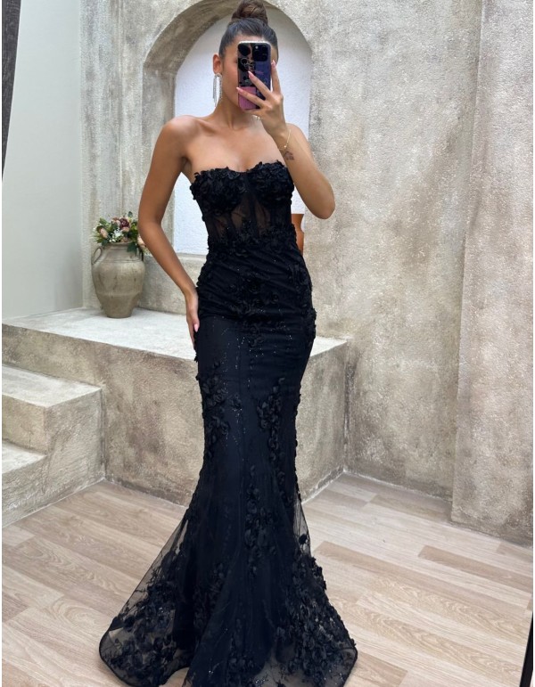 Robe de soirée sans bretelles avec détails de roses