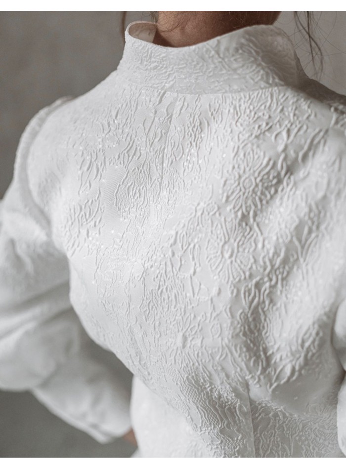 Veste en brocart blanc à manches bouffantes