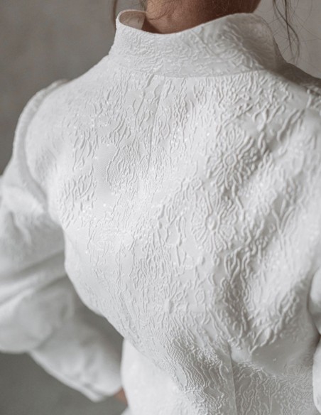 Veste en brocart blanc à manches bouffantes