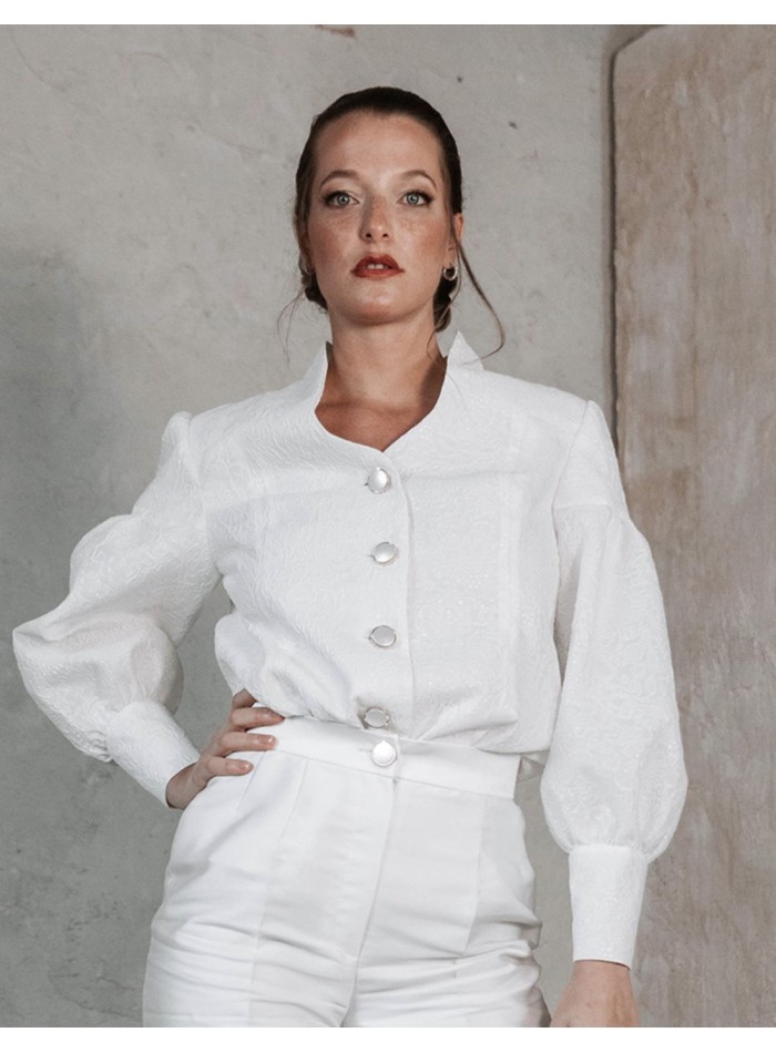 Veste en brocart blanc à manches bouffantes