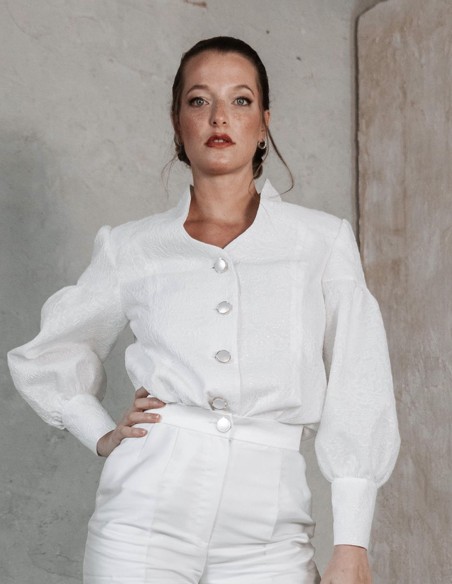 Chaqueta blanca brocada con mangas abullonadas