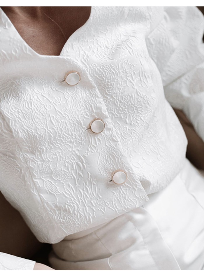 Chaqueta blanca brocada con mangas abullonadas