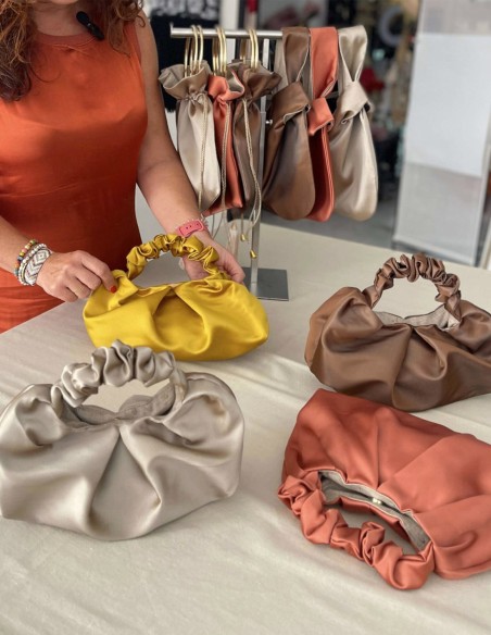 Handbag with crumpled handle in mikado for guests