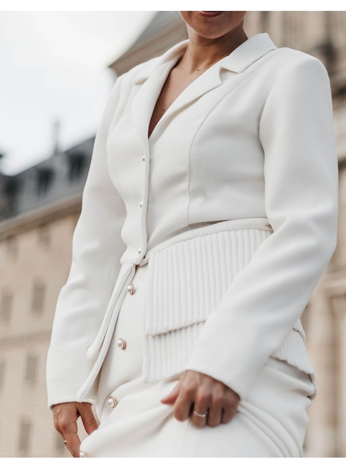 Luce tu chaqueta blanca con mucho estilo