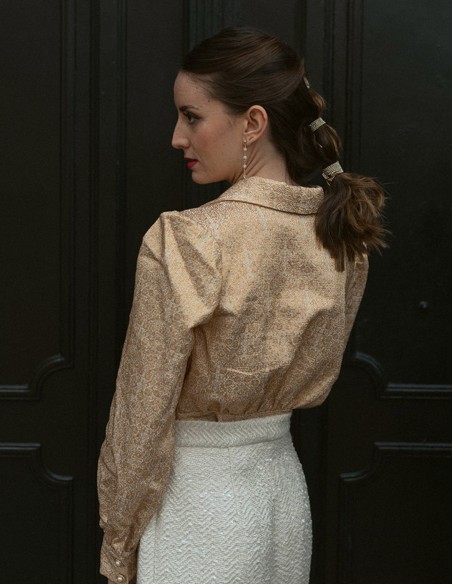 Blusa de fiesta dorada estampada con manga abullonada