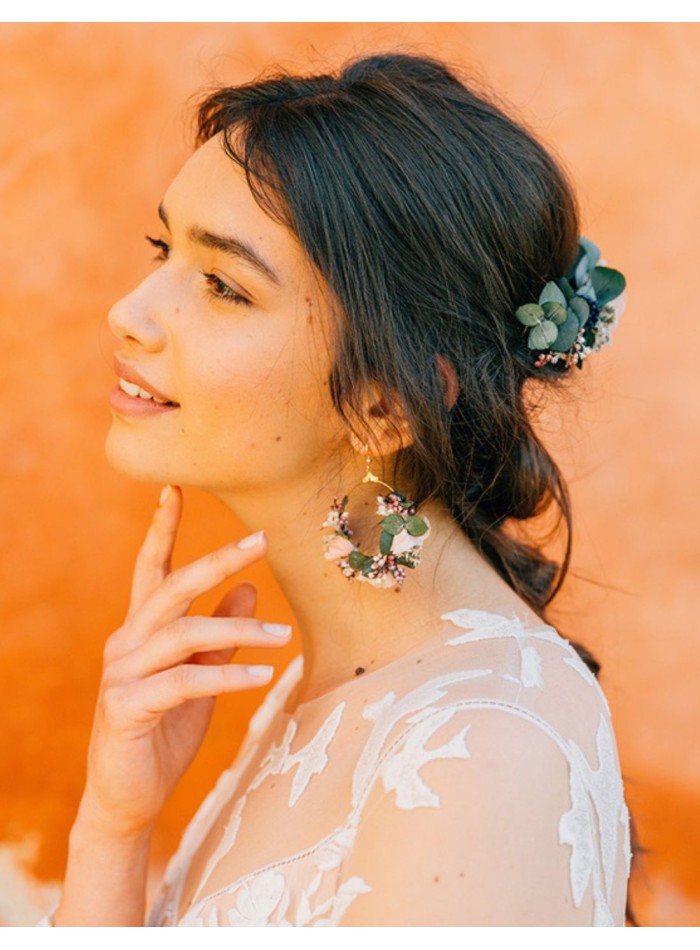 Guest earrings with eucalyptus leaves and small flowers