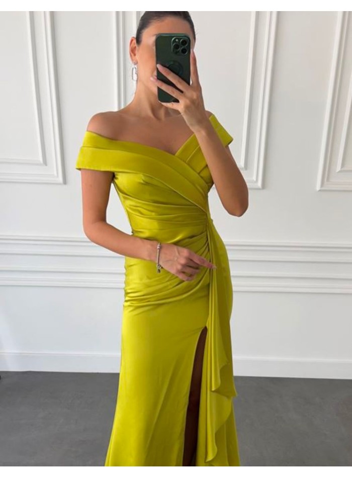 Robe de soirée en satin avec fente et encolure croisée