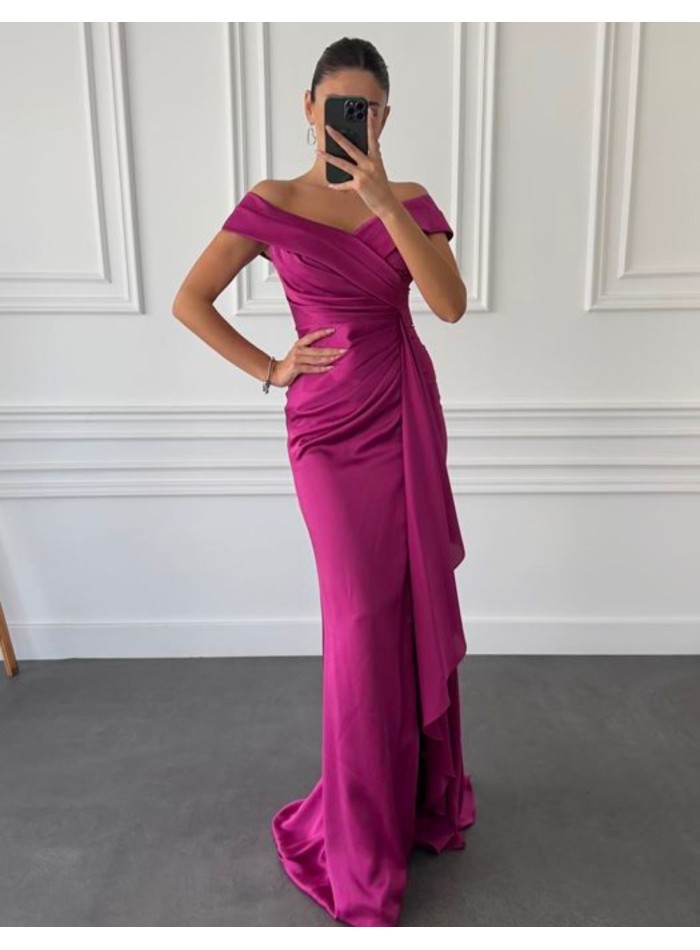 Robe de soirée en satin avec fente et encolure croisée