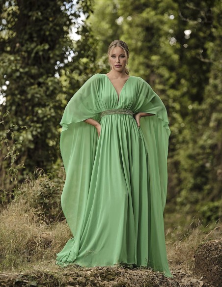 Vestido largo de fiesta con capa y fajín de pedrería