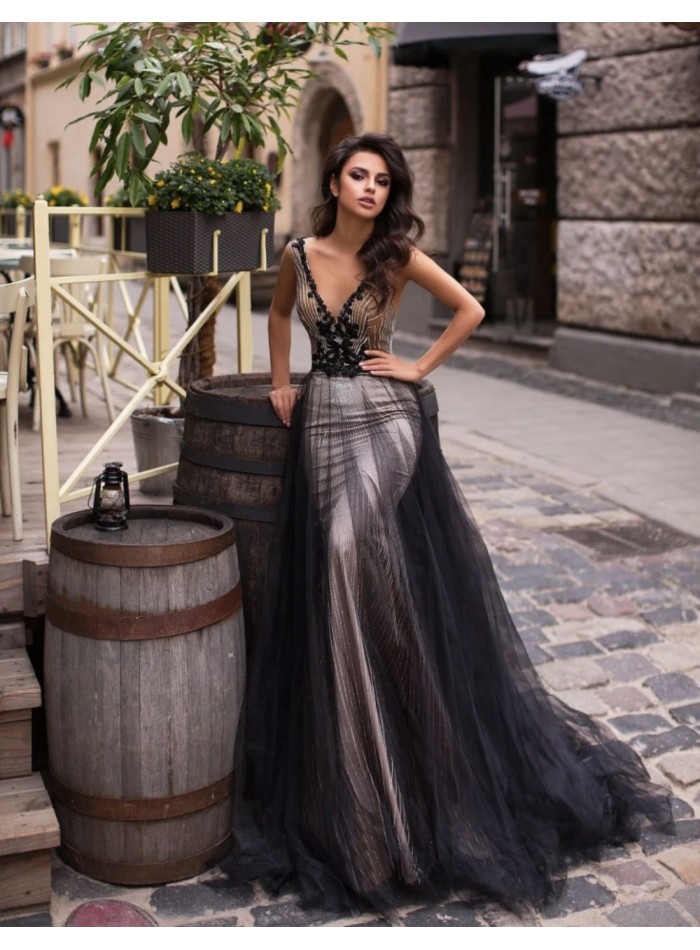 Long party dress with V-neckline and tulle skirt