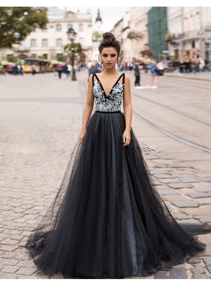 Long party dress with embroidered bodice and tulle maxi skirt