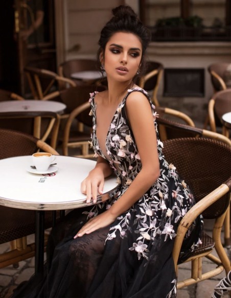Robe longue de soirée avec décolleté plongeant et broderie florale